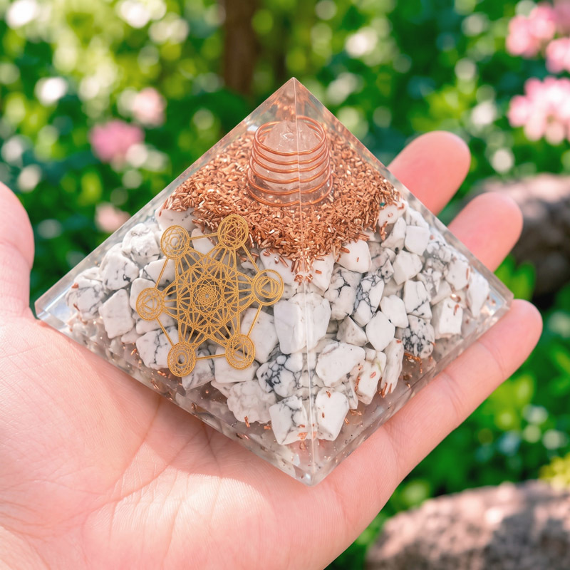 Pyramide Howlite Orgonite Metatron 7.5 cm - Orgonite Howlite