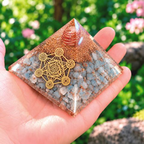 Pyramide Angélite Orgonite Metatron 7.5 cm