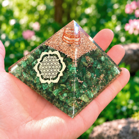 Pyramide Aventurine Verte Orgonite Fleur de Vie Lotus 7.5 cm