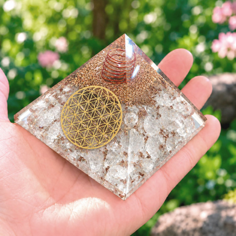 Pyramide Cristal de Roche Orgonite Fleur de Vie 7.5 cm