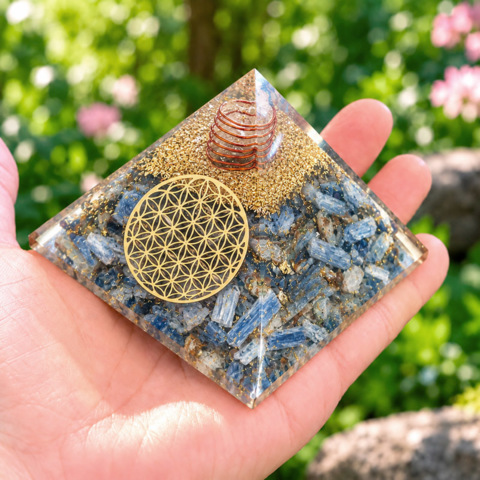 Pyramide Cyanite Orgonite Fleur de Vie 7.5 cm