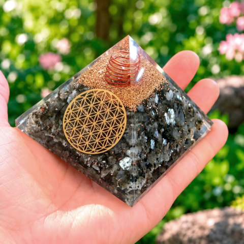 Pyramide Larvikite (labradorite noire) Orgonite Fleur de Vie 7.5 cm