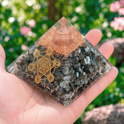 Pyramide Larvikite Orgonite Metatron 7.5 cm
