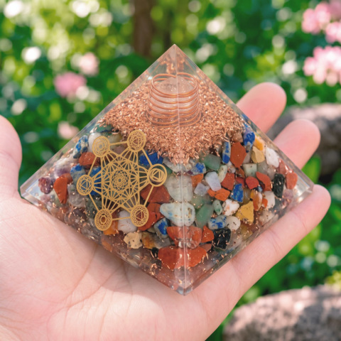 Pyramides 7 Chakras Mélangés Orgonite Metatron 7.5 cm