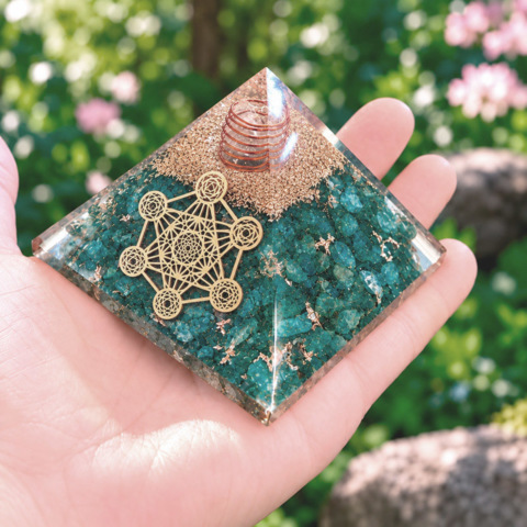 Pyramides Apatite Orgonite Metatron 7.5 cm