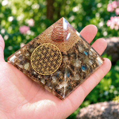 Pyramides Labradorite Orgonite Fleur de Vie 7.5 cm