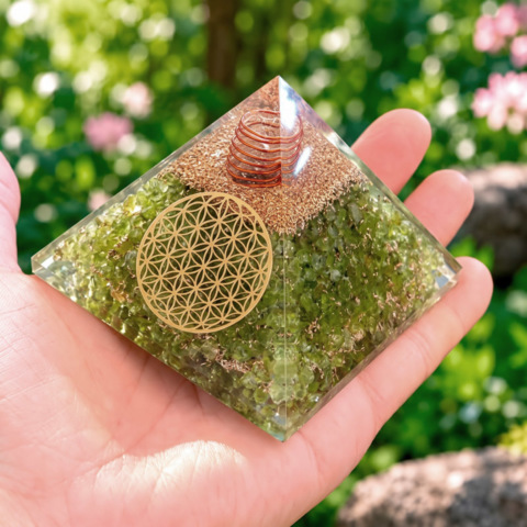 Pyramides Péridot Orgonite Fleur de Vie 7.5 cm