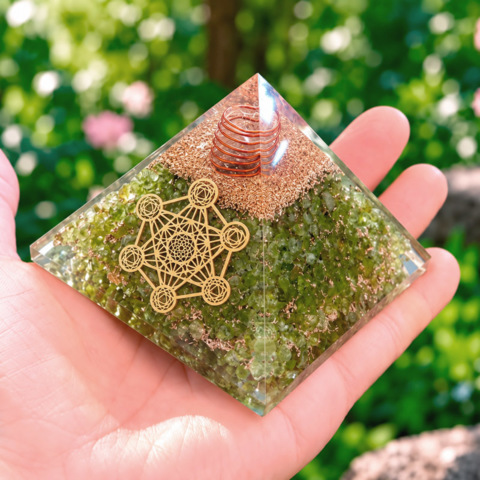 Pyramides Péridot Orgonite Metatron 7.5 cm