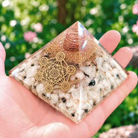 Pyramides Pierre de Lune Orgonite Metatron 7.5 cm
