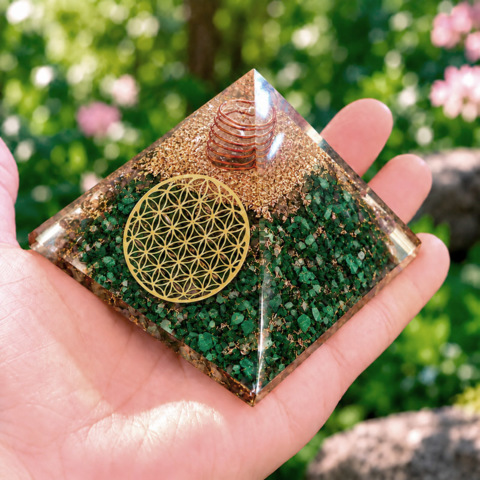 Pyramides Véritable Malachite Orgonite Fleur de Vie 7.5 cm